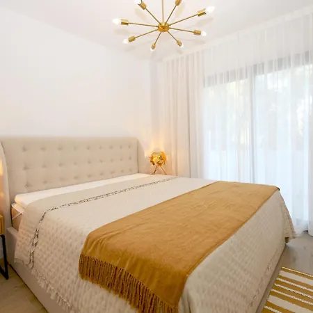 West Luxury Leona